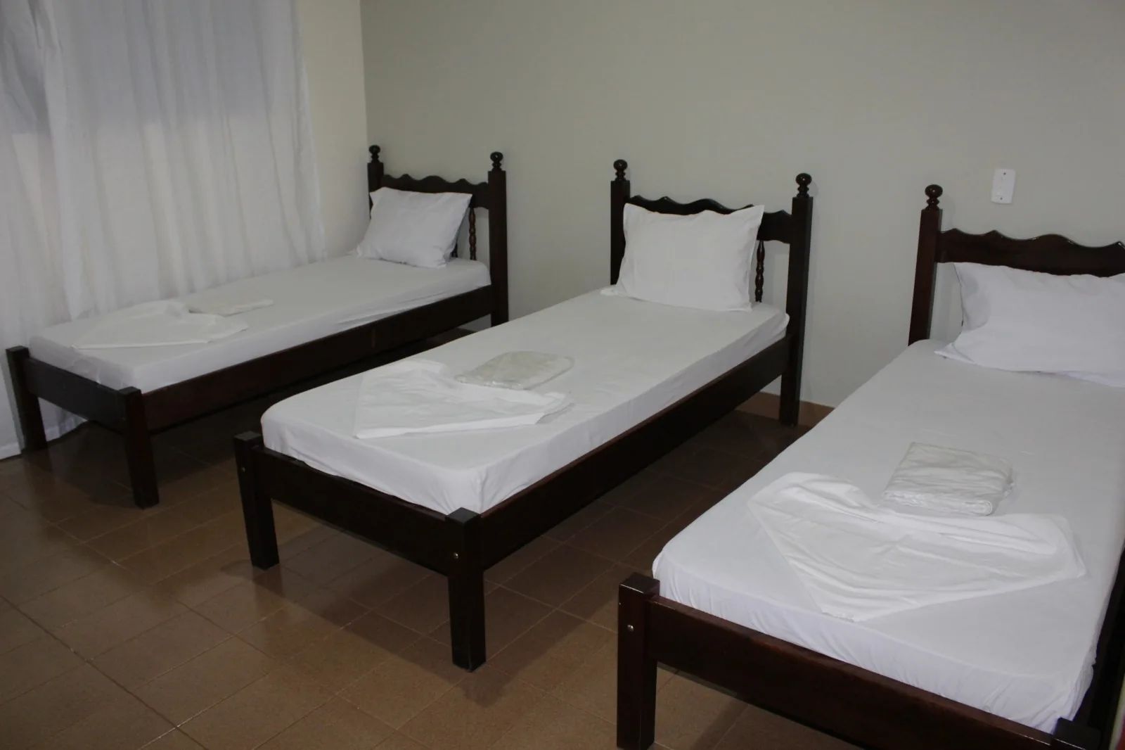 Quarto triplo com três camas de solteiro